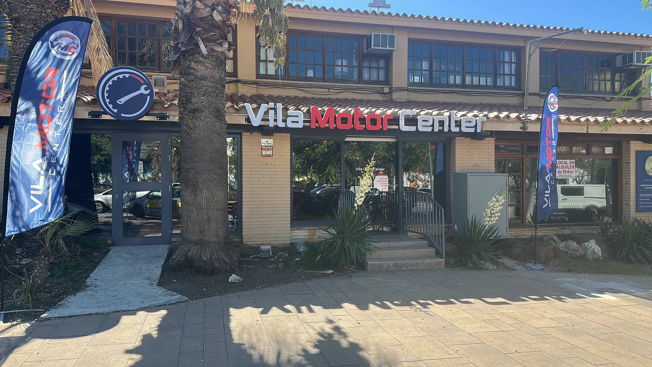 Fachada de Vila Motor Center, tienda y taller de motos en Sant Pere de Ribes